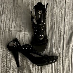 Donald Pliner Strappy platform sandal. Black with Studs